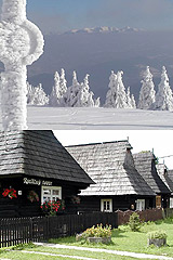 Pohled z hřebene Kubínské hole v Oravské Maguře na Roháče (nahoře), oravská architektura v Podbieli (dole) [Збільшити - нове вікно]